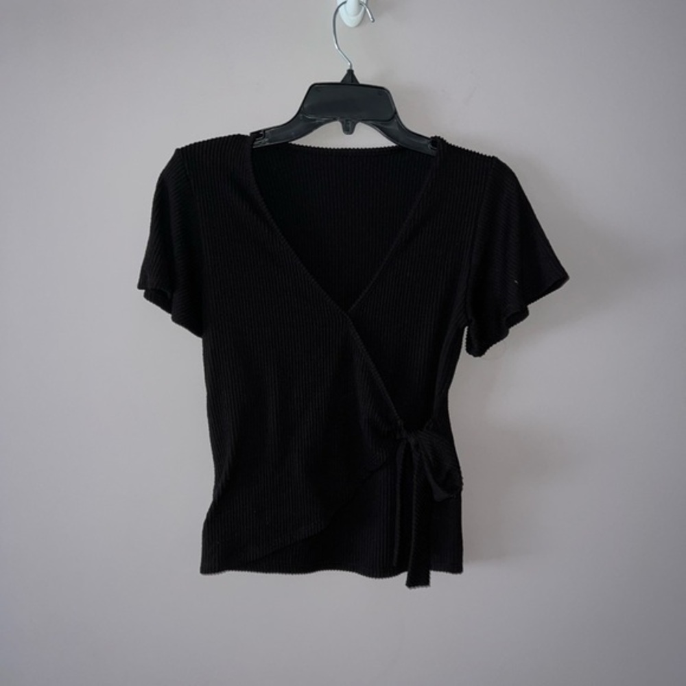 Black ribbed V-neck with front bowtie blouse size small